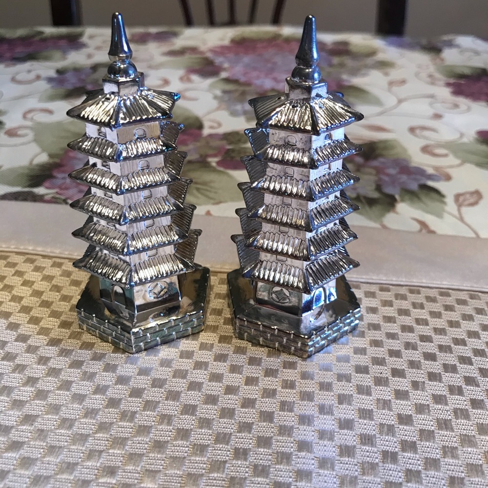 ————- SOLD-______________SALT & PEPPER SHAKERS - Picture 7 of 8